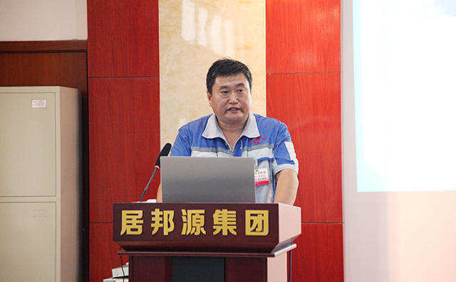 生產(chǎn)中心總監(jiān)馬永民對公司生產(chǎn)對公司員工提出的合理化建議實(shí)施成果進(jìn)行匯報(bào)。
