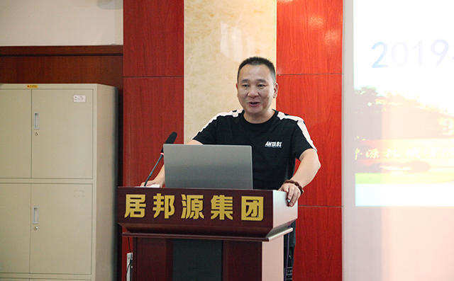 業(yè)務(wù)經(jīng)理代表李志江分享了自身多年的銷售經(jīng)驗(yàn)以及對公司未來的展望。