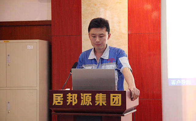 生產(chǎn)部部長韓輝對公司5S管理標(biāo)準(zhǔn)、組織架構(gòu)以及班組PK成果的展示進(jìn)行工作匯報(bào)。