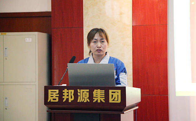 人資部部長雷廣妮對公司積分制工作匯報(bào)。