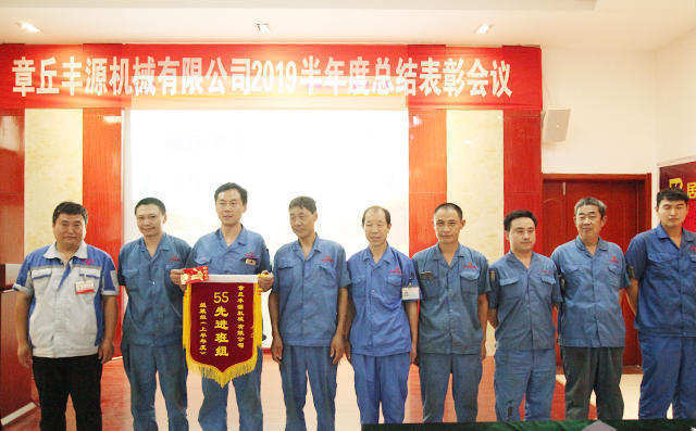 公司對做出突出貢獻(xiàn)的人員頒獎(jiǎng)，為獲得5S先進(jìn)班組員工頒發(fā)錦旗及獎(jiǎng)勵(lì)紅包200元。