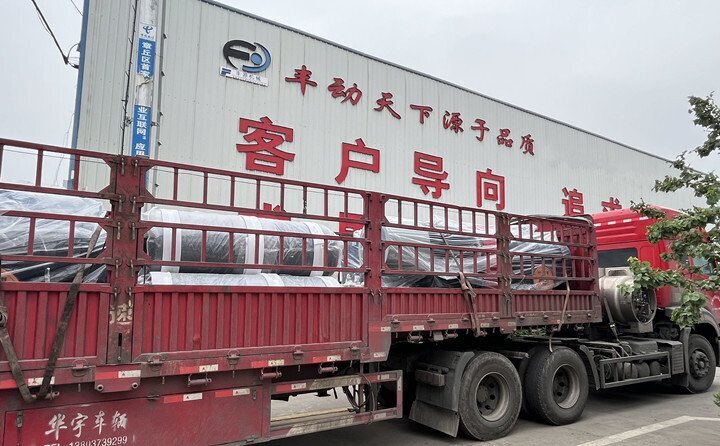 負責發(fā)貨的同事核實好產(chǎn)品名稱、規(guī)格和數(shù)量，進行了嚴格把關(guān)，與貨運公司核對好物流信息。大家通力協(xié)作，有條不絮地將風機穩(wěn)穩(wěn)地裝在大貨車上，確保運輸過程中貨物穩(wěn)定安全。