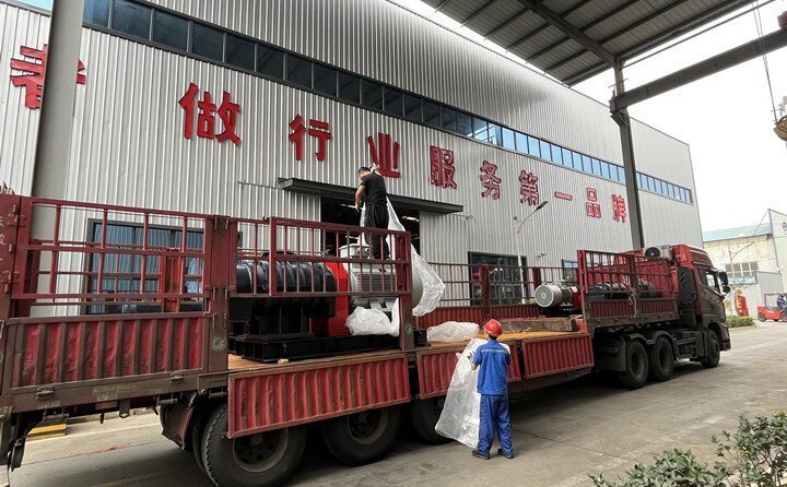 負責發(fā)貨的同事核實好產(chǎn)品名稱、規(guī)格和數(shù)量，進行了嚴格把關(guān)，與貨運公司核對好物流信息。大家通力協(xié)作，有條不絮地將風機穩(wěn)穩(wěn)地裝在大貨車上，確保運輸過程中貨物穩(wěn)定安全。