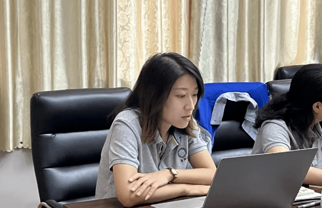 風雨同舟2023年已經(jīng)走過了春夏，回望過去我們在挫折中不斷成長，在磨練中不斷進步。國慶的假期仿佛還未走完，多數(shù)人還沉浸在休閑的時光，豐源已經(jīng)開始了新的征程。2023年10月6日，章丘豐源機械組織優(yōu)秀業(yè)務代表開展十一銷售座談會。本次會議與以往不同，更多的是分享，是學習。 會議紀律宣導完畢之后，由營銷部長盧玉麗做豐源營銷部報告，對2023年前三季度的銷售狀況進行總結(jié)分析。 作為豐源銷售員，我們的與眾不同之處除擁有專業(yè)的業(yè)務技能外，還需德才兼?zhèn)?。豐源優(yōu)秀業(yè)務代表與大家分享了自己1-9月份的業(yè)務開發(fā)心得，并對四季度工作開展進行規(guī)劃。 大家一起對行業(yè)案例進行分析，討論行業(yè)開發(fā)的策略，旨在深入了解客戶需求后，給不同行業(yè)客戶提供專業(yè)解決方案，與客戶一起成長。 孫寧波總經(jīng)理為簽單、回款銷售冠軍進行頒獎 營銷部長盧玉麗公布10-12月份激勵政策 孫寧波總經(jīng)理最后講到，活到老學到老，學到老干到老。學習的時間總是短暫，但我們不曾缺少機會。鼓勵大家用知識的力量武裝自己，轉(zhuǎn)變思想觀念，輕裝上陣，努力完成全年公司目標。